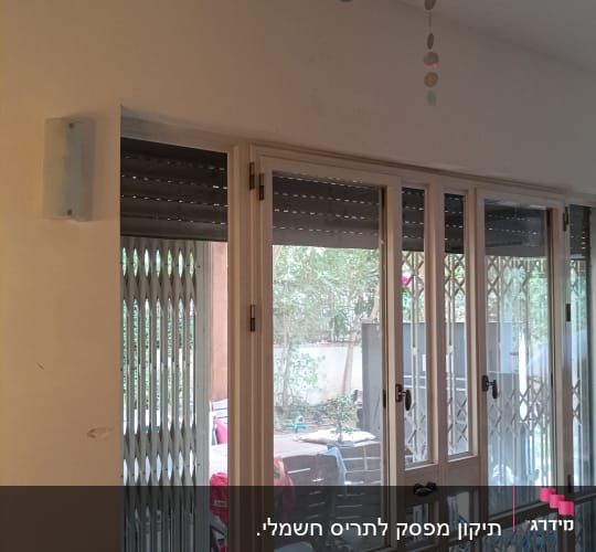 חלונות עם תריסים סגורים ודלתות זכוכית